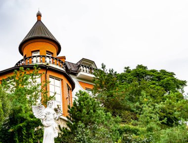 Temalı eski tuğladan bir şato. Arka planda büyük bir kulesi var. Büyük kulesi olan antik tuğladan bir şatonun fotoğrafı.