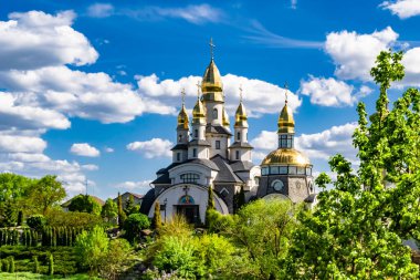 Hristiyan kilisesi, yüksek çan kulesinde ibadet için kesişiyor. Çan kulesinde haçı olan güzel bir kiliseden samimi bir duaya kadar fotoğraf çekiliyor. Çan kulesi üzerinde kilise duası açık gökyüzü üzerinde.