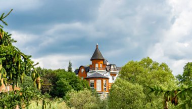 Temalı eski tuğladan bir şato. Arka planda büyük bir kulesi var. Büyük kulesi olan antik tuğladan bir şatonun fotoğrafı.