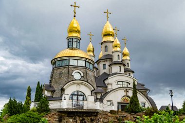 Hristiyan kilisesi, yüksek çan kulesinde ibadet için kesişiyor. Çan kulesinde haçı olan güzel bir kiliseden samimi bir duaya kadar fotoğraf çekiliyor. Çan kulesi üzerinde kilise duası açık gökyüzü üzerinde.