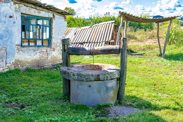 Pozo Viejo Con Cubo Hierro Cadena Forjada Larga Para Agua —  Fotos de Stock