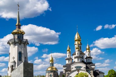 Hristiyan kilisesi, yüksek çan kulesinde ibadet için kesişiyor. Çan kulesinde haçı olan güzel bir kiliseden samimi bir duaya kadar fotoğraf çekiliyor. Çan kulesi üzerinde kilise duası açık gökyüzü üzerinde.
