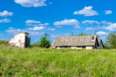 Doğal arka planda terk edilmiş güzel bir çiftlik evi, terk edilmiş eski bir çiftlik evi, gökyüzünün üzerinde terk edilmiş eski bir çiftlik evi.