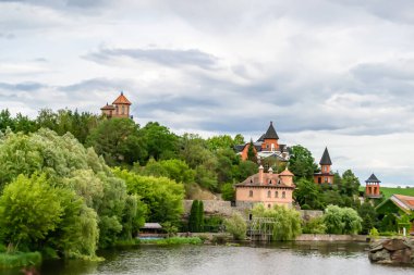 Temalı eski tuğladan bir şato. Arka planda büyük bir kulesi var. Büyük kulesi olan antik tuğladan bir şatonun fotoğrafı.