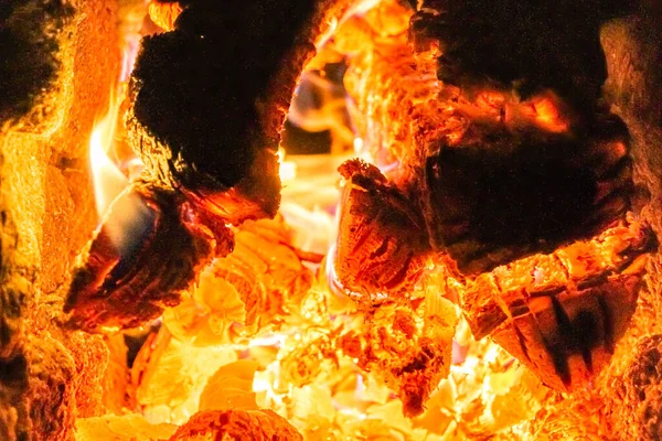 建物の部屋を加熱するための光炎の火と美しい古い暖炉 熱い炎の火で太いオークの木の丸太で構成された古い暖炉 スライスツリーから古い鉄の暖炉で明るい炎 — ストック写真