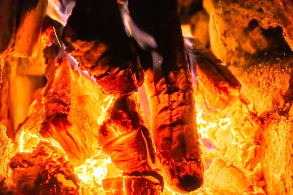 Perapian Tua Yang Indah Dengan Api Terang Untuk Menghangatkan Ruang — Stok Foto