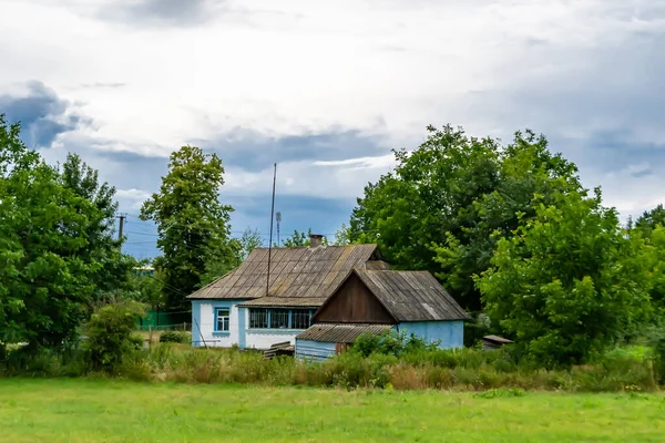 Indah Tua Ditinggalkan Bangunan Pertanian Rumah Pedesaan Latar Belakang Alam — Stok Foto