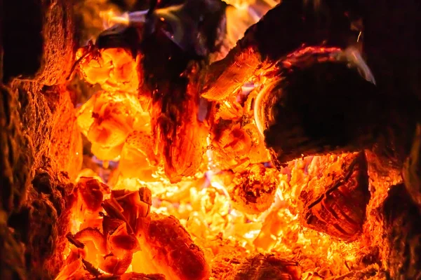 Isıtma Odası Için Alevli Şöminesi Olan Güzel Bir Şömine Sıcak — Stok fotoğraf