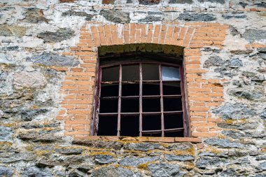 Tema üzerine fevkalade bir fotoğraf. Tuğla, eski su değirmeni. Nehir kenarındaki eski su değirmeninin kırsal kesimindeki büyük tuğla fabrikasının fotoğrafı.