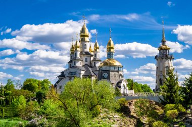 Hristiyan kilisesi, yüksek çan kulesinde ibadet için kesişiyor. Çan kulesinde haçı olan güzel bir kiliseden samimi bir duaya kadar fotoğraf çekiliyor. Çan kulesi üzerinde kilise duası açık gökyüzü üzerinde.