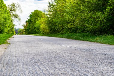 Renkli arka planda güzel boş asfalt yol, kırsal alandan geçen yeni boş asfalt yol, yeşillik kırsalında hız arabası için boş asfalt yol.