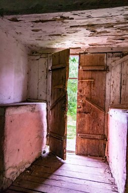 Tema üzerine fevkalade bir fotoğraf. Tuğla, eski su değirmeni. Nehir kenarındaki eski su değirmeninin kırsal kesimindeki büyük tuğla fabrikasının fotoğrafı.