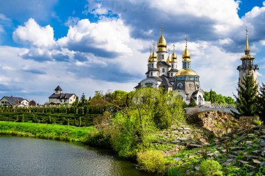 Hristiyan kilisesi, yüksek çan kulesinde ibadet için kesişiyor. Çan kulesinde haçı olan güzel bir kiliseden samimi bir duaya kadar fotoğraf çekiliyor. Çan kulesi üzerinde kilise duası açık gökyüzü üzerinde.