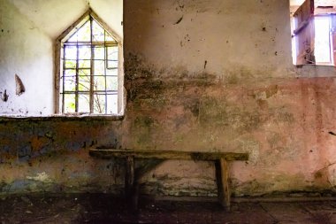 Tema üzerine fevkalade bir fotoğraf. Tuğla, eski su değirmeni. Nehir kenarındaki eski su değirmeninin kırsal kesimindeki büyük tuğla fabrikasının fotoğrafı.