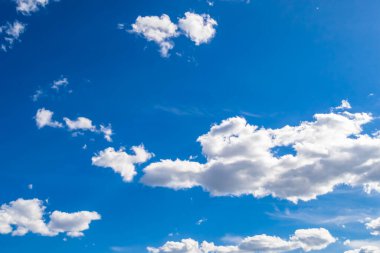 Tema üzerine fotoğraf. Belirsiz uzun ufukta beyaz bulutlu gökyüzü. Ufukta bulutlu bulutlu bir gökyüzü var.