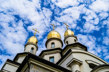 Hristiyan kilisesi, yüksek çan kulesinde ibadet için kesişiyor. Çan kulesinde haçı olan güzel bir kiliseden samimi bir duaya kadar fotoğraf çekiliyor. Çan kulesi üzerinde kilise duası açık gökyüzü üzerinde.
