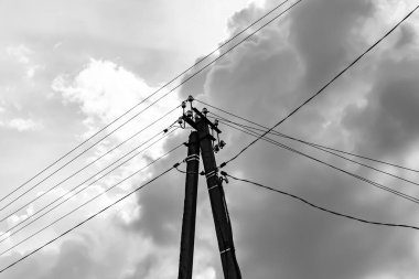 Elektrik direği, arka planda çizgi teli, yakın planda elektrik direği, elektrik direği, gökyüzünün altında halat teli, konut binaları için elektrik direği.