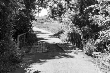 Nehrin üzerinde güzel bir şekilde duran ahşap köprü, yakın plan, nehrin yukarısındaki eski ahşap köprü, doğal park için nehirde eski ahşap köprü.