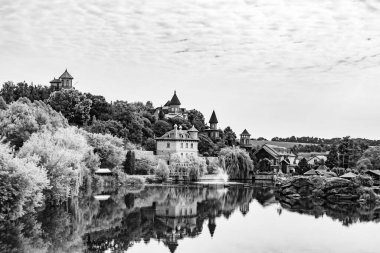 Temalı eski tuğladan bir şato. Arka planda büyük bir kulesi var. Büyük kulesi olan antik tuğladan bir şatonun fotoğrafı.