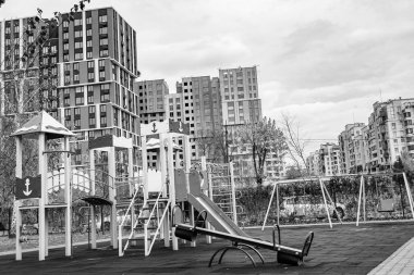 Temalı boş oyun alanı ekipmanları, arka plandaki çocuklar için doğal ortam, farklı metal oyun alanı ekipmanlarından oluşan fotoğraf, kentsel alandaki çelik çocuk parkı ekipmanları.