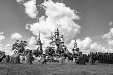 Hristiyan kilisesi, yüksek çan kulesinde ibadet için kesişiyor. Çan kulesinde haçı olan güzel bir kiliseden samimi bir duaya kadar fotoğraf çekiliyor. Çan kulesi üzerinde kilise duası açık gökyüzü üzerinde.