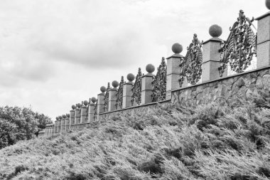 Doğal arka planda terk edilmiş bir evden güzel bir kapı, eski bir kapıdan köye, eski bir evden köye, vahşi, büyük, aydınlık bir yeşilliğe açılan eski bir evden oluşan bir fotoğraf.