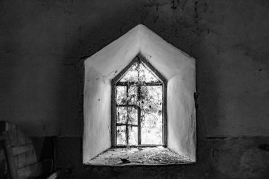 Tema üzerine fevkalade bir fotoğraf. Tuğla, eski su değirmeni. Nehir kenarındaki eski su değirmeninin kırsal kesimindeki büyük tuğla fabrikasının fotoğrafı.