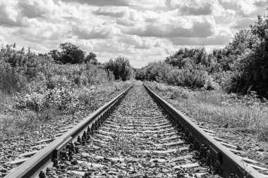 Demiryolu trenini geçtikten sonra temalı tren yoluna fotoğraf, hızlı tren treninden önce uzun tren raylarından oluşan fotoğraf, demiryolu taşımacılığı.