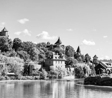 Temalı eski tuğladan bir şato. Arka planda büyük bir kulesi var. Büyük kulesi olan antik tuğladan bir şatonun fotoğrafı.