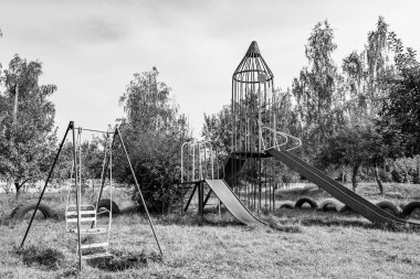 Temalı boş oyun alanı ekipmanları, arka plandaki çocuklar için doğal ortam, farklı metal oyun alanı ekipmanlarından oluşan fotoğraf, kentsel alandaki çelik çocuk parkı ekipmanları.