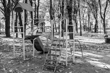 Temalı boş oyun parkında çekilen fotoğraf, arka plandaki çocuklar için metal slaytlı doğal ortam, çelik kaydıraklı oyun alanından çekilen fotoğraf, kentsel alandaki eski çocuk parkında insanlar olmadan kaymak.