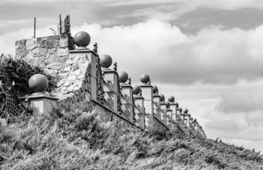 Doğal arka planda terk edilmiş bir evden güzel bir kapı, eski bir kapıdan köye, eski bir evden köye, vahşi, büyük, aydınlık bir yeşilliğe açılan eski bir evden oluşan bir fotoğraf.