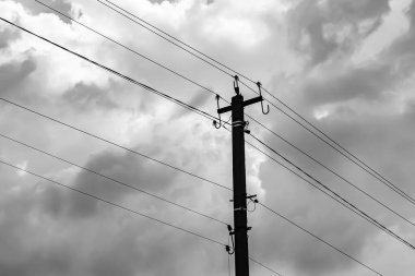 Elektrik direği, arka planda çizgi teli, yakın planda elektrik direği, elektrik direği, gökyüzünün altında halat teli, konut binaları için elektrik direği.