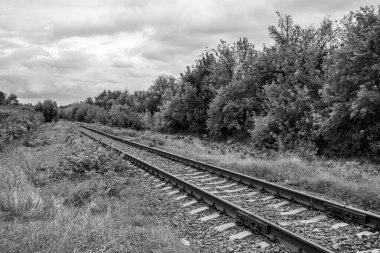 Demiryolu trenini geçtikten sonra temalı tren yoluna fotoğraf, hızlı tren treninden önce uzun tren raylarından oluşan fotoğraf, demiryolu taşımacılığı.