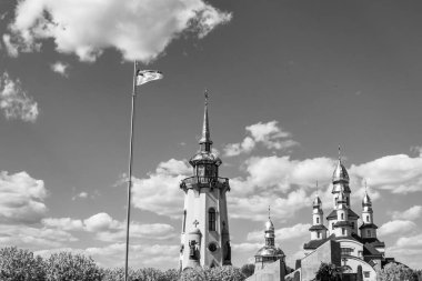 Hristiyan kilisesi, yüksek çan kulesinde ibadet için kesişiyor. Çan kulesinde haçı olan güzel bir kiliseden samimi bir duaya kadar fotoğraf çekiliyor. Çan kulesi üzerinde kilise duası açık gökyüzü üzerinde.