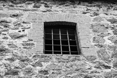 Tema üzerine fevkalade bir fotoğraf. Tuğla, eski su değirmeni. Nehir kenarındaki eski su değirmeninin kırsal kesimindeki büyük tuğla fabrikasının fotoğrafı.