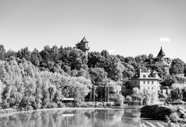 Temalı eski tuğladan bir şato. Arka planda büyük bir kulesi var. Büyük kulesi olan antik tuğladan bir şatonun fotoğrafı.