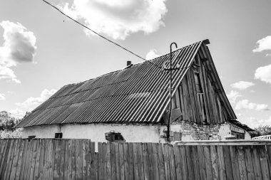 Doğal arka planda terk edilmiş güzel bir çiftlik evi, terk edilmiş eski bir çiftlik evi, gökyüzünün üzerinde terk edilmiş eski bir çiftlik evi.