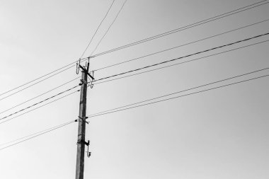 Elektrik direği, arka planda çizgi teli, yakın planda elektrik direği, elektrik direği, gökyüzünün altında halat teli, konut binaları için elektrik direği.