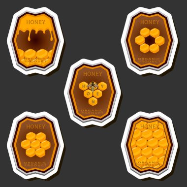 Şekerin bal peteğinde arıyla akışının etiketi üzerine bir illüstrasyon, bal peteğinden arıya, bal peteğinden büyük parlak etikete, bal peteğinden bal kovanına kadar yapışkan baldan oluşan etiketler.