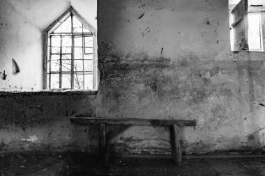 Tema üzerine fevkalade bir fotoğraf. Tuğla, eski su değirmeni. Nehir kenarındaki eski su değirmeninin kırsal kesimindeki büyük tuğla fabrikasının fotoğrafı.