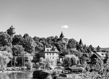 Temalı eski tuğladan bir şato. Arka planda büyük bir kulesi var. Büyük kulesi olan antik tuğladan bir şatonun fotoğrafı.