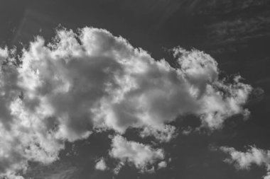 Tema üzerine fotoğraf. Belirsiz uzun ufukta beyaz bulutlu gökyüzü. Ufukta bulutlu bulutlu bir gökyüzü var.