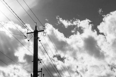 Elektrik direği, arka planda çizgi teli, yakın planda elektrik direği, elektrik direği, gökyüzünün altında halat teli, konut binaları için elektrik direği.