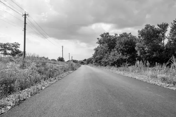 Renkli arka planda güzel boş asfalt yol, kırsal alandan geçen yeni boş asfalt yol, yeşillik kırsalında hız arabası için boş asfalt yol.