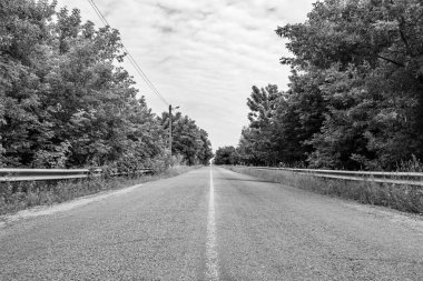 Renkli arka planda güzel boş asfalt yol, kırsal alandan geçen yeni boş asfalt yol, yeşillik kırsalında hız arabası için boş asfalt yol.
