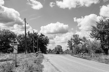 Demiryolu trenini geçtikten sonra temalı tren yoluna fotoğraf, hızlı tren treninden önce uzun tren raylarından oluşan fotoğraf, demiryolu taşımacılığı.