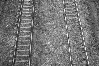 Demiryolu trenini geçtikten sonra temalı tren yoluna fotoğraf, hızlı tren treninden önce uzun tren raylarından oluşan fotoğraf, demiryolu taşımacılığı.