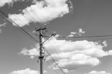 Elektrik direği, arka planda çizgi teli, yakın planda elektrik direği, elektrik direği, gökyüzünün altında halat teli, konut binaları için elektrik direği.