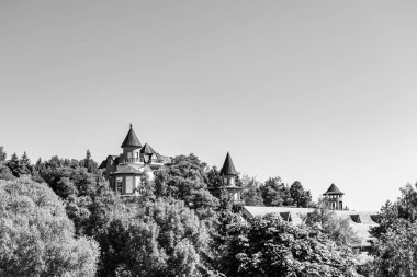 Temalı eski tuğladan bir şato. Arka planda büyük bir kulesi var. Büyük kulesi olan antik tuğladan bir şatonun fotoğrafı.